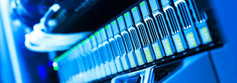 Bahías de discos de un servidor en rack con luces de actividad